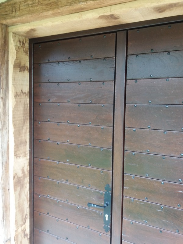 Porte chêne frises horizontales , vieillissement des bois, clous décoratifs BERTHAUD 71